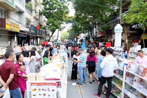 Người dân TPHCM hân hoan du xuân đầu năm ảnh 10